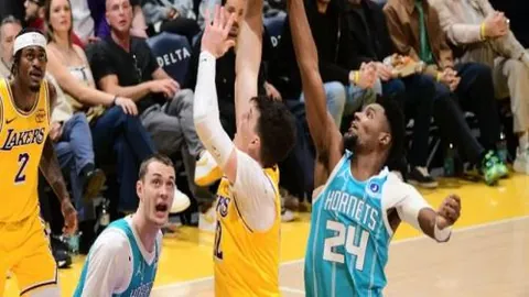 “湖人交易得到拉塞尔，力促打造顶级五人阵容实力提升”